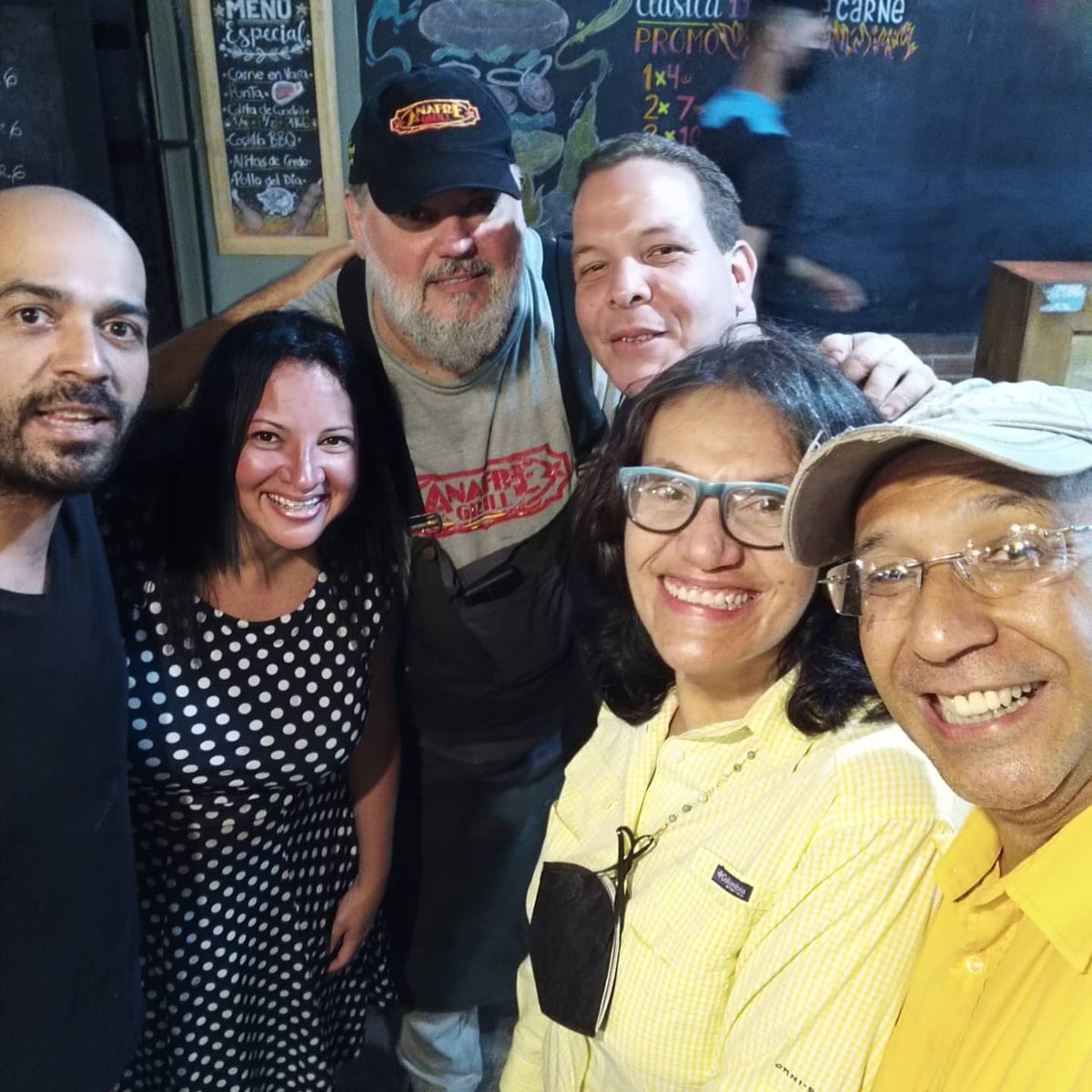 FerEscorcia's tweet photo. En @Anafregrill coincidimos en este #GastroPanaPack celebrando juntos luego de mucho tiempo con
@VictorMorenoC 
@PochoVE 
@belkiscroquer 
@solertrainer 
@deybarrios 
#RafaelArtiles https://t.co/wetdUdhzzK