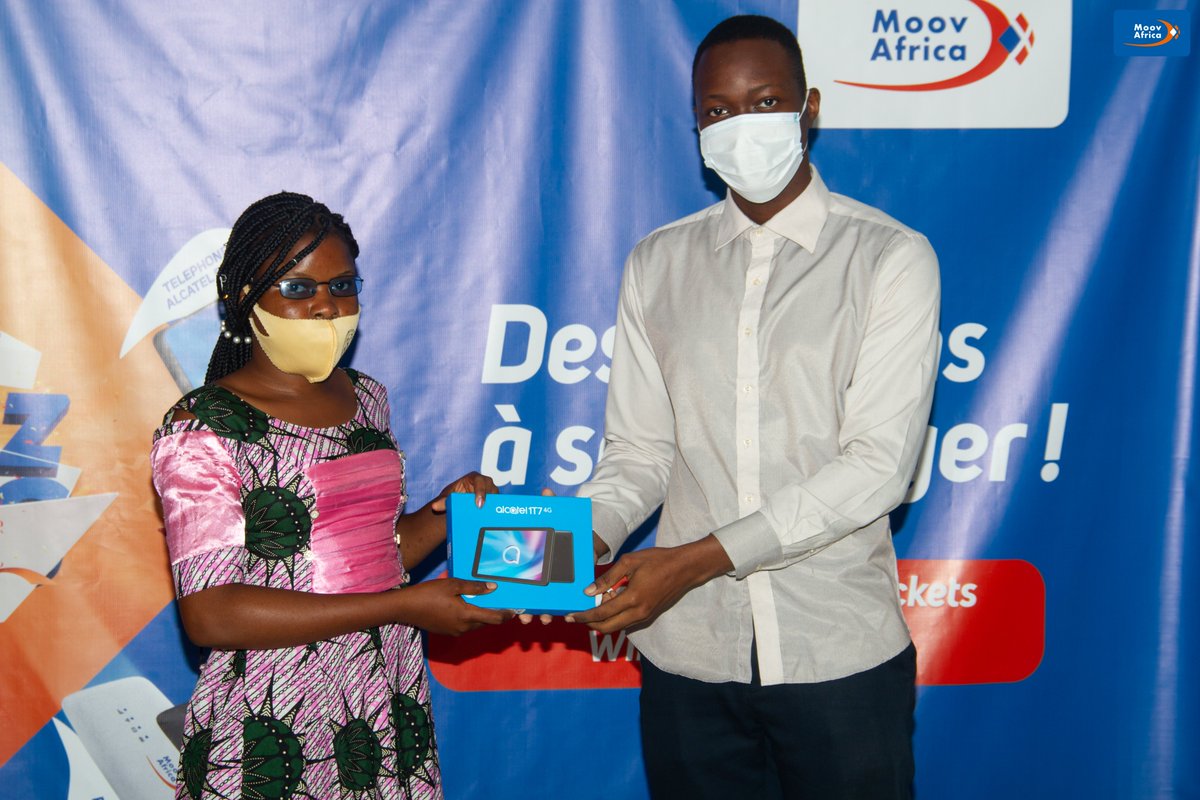 MoovAfricaBenin's tweet photo. Dans la soirée du Jeudi 06 Janvier, nous avons procédé à la remise de lots des gagnants du #QuizSMS✌️

A cette même occasion, nous avons procédé au tirage du grand gagnant du gros lot : 1️⃣.5️⃣0️⃣0️⃣.0️⃣0️⃣0️⃣ FCFA 🔥

Restez connectés🤩

#MoovAfrica #UnMondeNouveauVousAppelle #wasexo https://t.co/3Fui9gz1eg