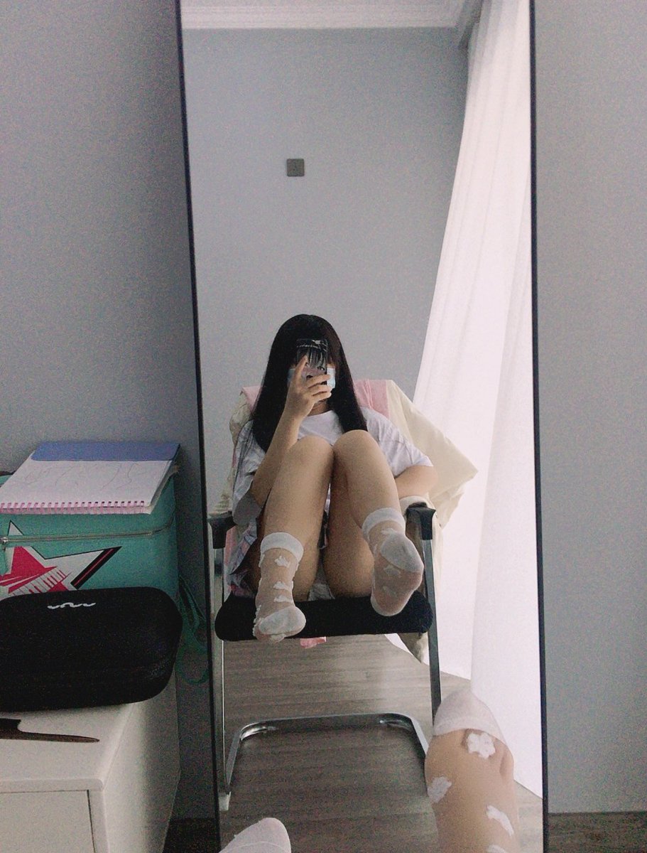 yyyy41849159's tweet photo. 新买的裤裤和袜子，最近实在太多哥哥想要小奈的原味辽打包都累死辽 https://t.co/tHvHcL3UK4