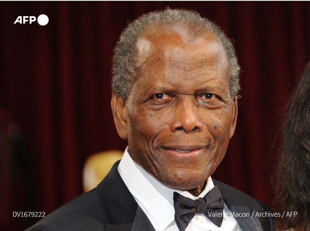 afpfr's tweet photo. Sidney #Poitier, acteur de légende et première star noire d'Hollywood, est mort à 94 ans, a annoncé le vice-Premier ministre des Bahamas, où l'acteur a grandi #AFP https://t.co/mNGBJSHNPb