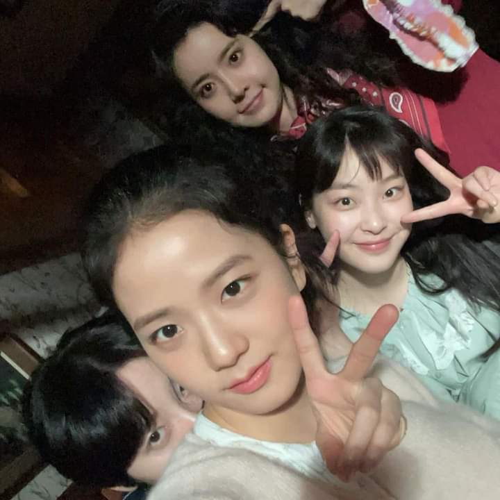 Irene11021997's tweet photo. Phòng số 207 có 4 thiên thần của chúng ta 🥺 https://t.co/m2ocDgCNip