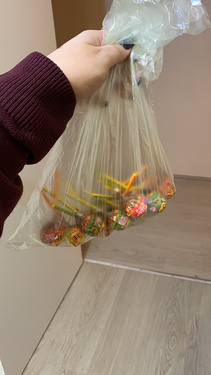 1vrgdgrl's tweet photo. Каждый раз прихожу в любимый бар с кучей чупачупсов и раздаю всему персоналу чтоб они сосали) https://t.co/YQhp0k4xpG