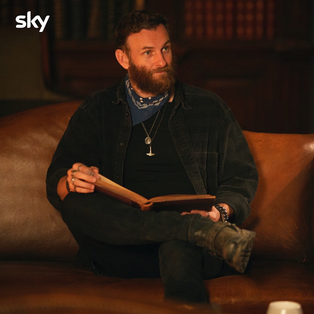 Who doesn't love a shot of Gallowglass with a book in front of a fire?? @MrStevenCree ♥️