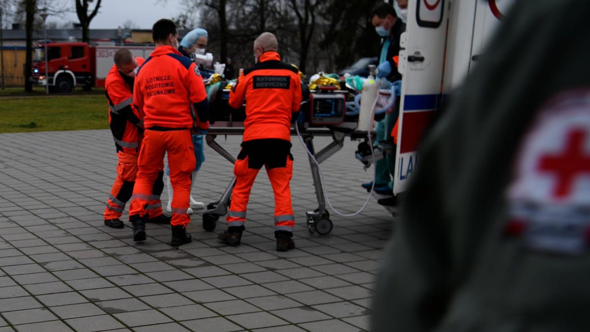 DowOperSZ's tweet photo. #LZPR z Mińska Mazowieckiego, wspólnie z personelem #LPR i Mobilnym Zespołem #ECMO, zrealizował 1⃣ w tym roku misję #MEDEVAC 💪.
Trasa Biskupiec ➡️ Warszawa.
✔ @DGeneralneRSZ, #3SLTr, #2GPR, #COP-DKP, @PANSA_PL, #LPR.
Siły i środki w ramach misji podporządkowane @DowOperSZ. https://t.co/JoCdpYAJPY