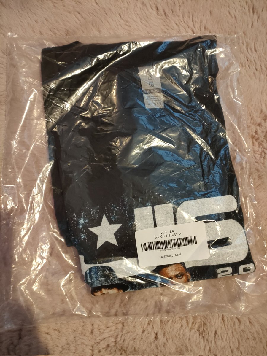 xo_beki's tweet photo. 🌟 JLS GIVEAWAY 🌟

1 black 2.0 tshirt size medium.
RT/like to be in with a chance of winning, winner will be chosen at random on Monday 💙

Will send international/overseas providing customs allows 🥰 https://t.co/aFxsHFtwcd