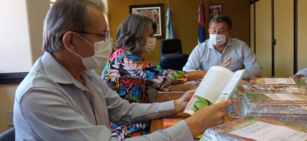Claudia Gauto (@cngauto) on Twitter photo Hoy entregamos libros de la <a href="/biblioteca_cc/">Biblioteca Pública De Las Misiones</a> al ministro <a href="/vjkreimer/">Victor Kreimer</a> que serán destinados a quienes realizan un aporte invalorable para preservar nuestra biodiversidad. Los textos irán a delegaciones de bosques, reservas naturales y Parques provinciales distribuidos en 7 municipios. Hoy entregamos libros de la <a href="/biblioteca_cc/">Biblioteca Pública De Las Misiones</a> al ministro <a href="/vjkreimer/">Victor Kreimer</a> que serán destinados a quienes realizan un aporte invalorable para preservar nuestra biodiversidad. Los textos irán a delegaciones de bosques, reservas naturales y Parques provinciales distribuidos en 7 municipios.