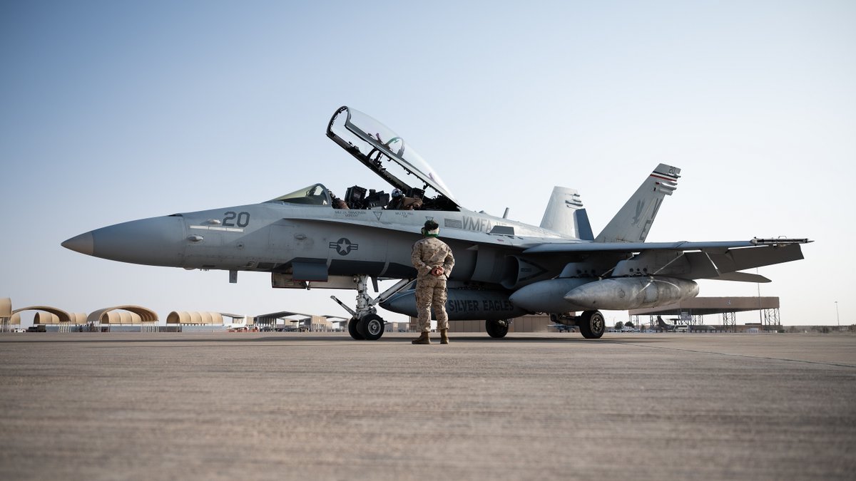 CENTCOMRussian's tweet photo. Обычный рабочий день
F/A-18 Hornet #МорскаяПехотаСША на авиабазе Принц Султан, Саудовская Аравия 23 декабря 2021 г. Прибытие 115-й ударной эскадрильи морской пехоты повышает возможности Командующего авиацией объединенных сил к быстрому перемещению сил в регионе #marcent #фотодня https://t.co/xKTTtNg0Pb