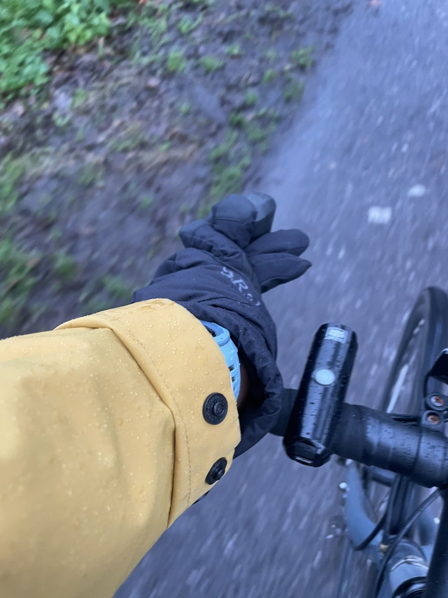 ZoeBanksGross's tweet photo. It’s been a multiple errand, multiple waterproof kind of afternoon. Had to put a fresh one on after getting soaked going to the shops. #nobadweather #getoutside #utilitycycling https://t.co/AVU99IoS40