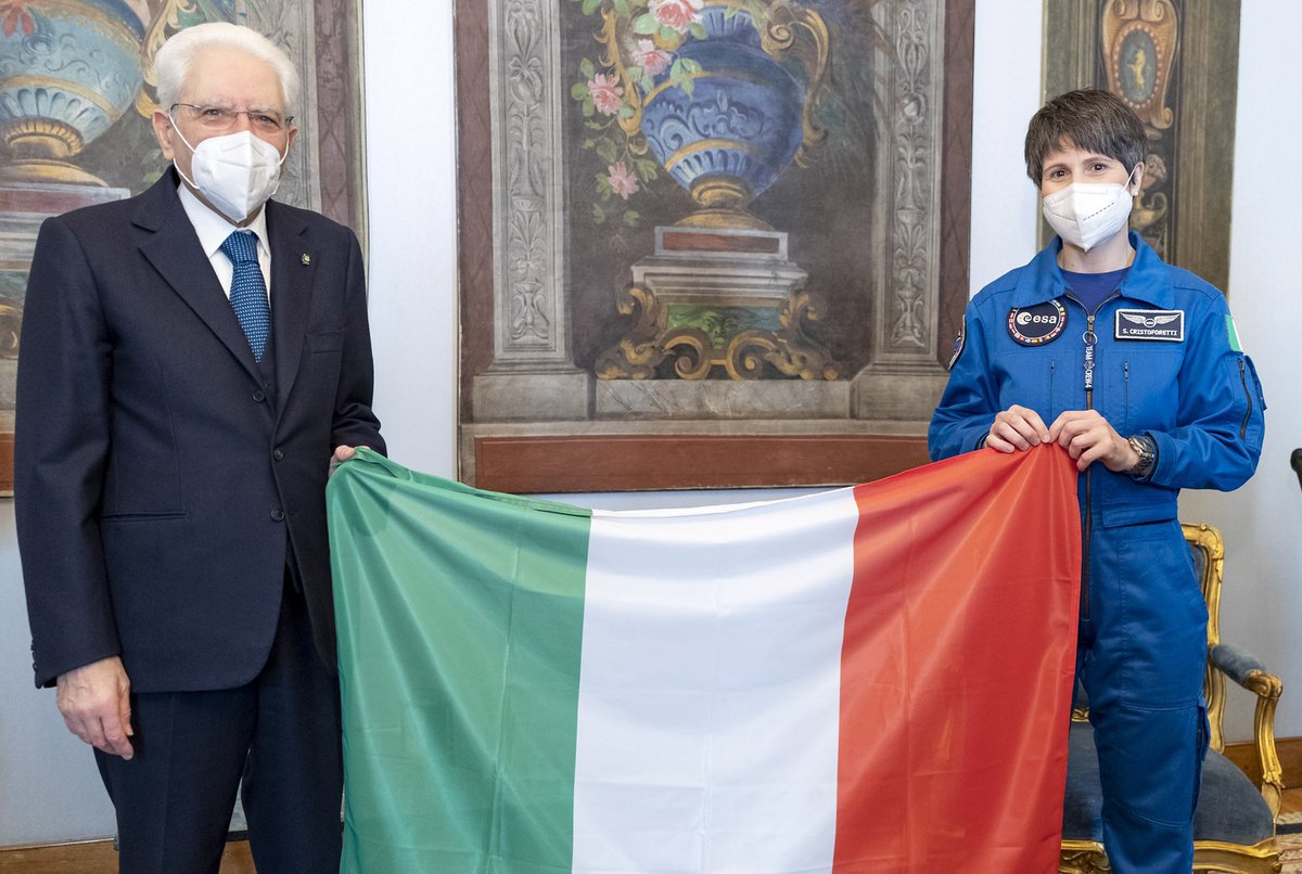 Quirinale's tweet photo. Il Presidente #Mattarella ha consegnato a @AstroSamantha il #Tricolore 🇮🇹 che porterà a bordo della Stazione Spaziale Internazionale https://t.co/vhaLtYUzOT