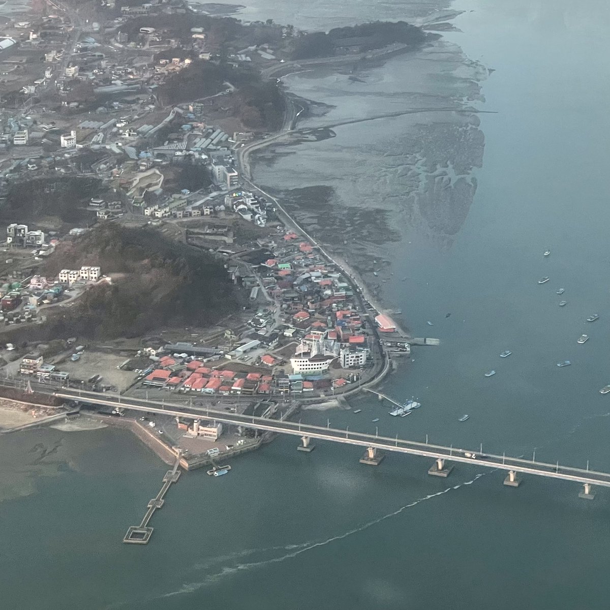zepyaf's tweet photo. Îles coréennes, *énorme* centrale à charbon, et un bâtiment rigolo sur la dernière photo… #AF264 #VuDuCiel https://t.co/xhKyyDOq5Y