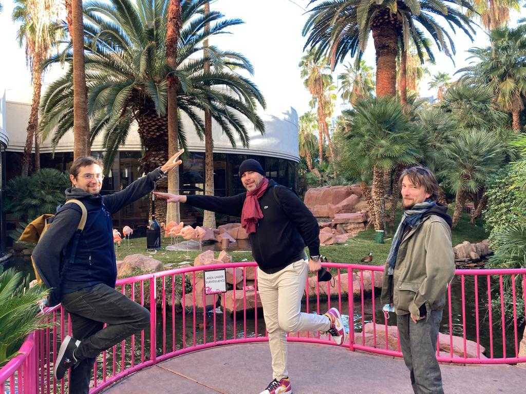 The pink flamingo pose in #yoga , you know it? no? it's normal because we just invented it but whatever it's a great technique before starting #CES2022 on a high
note 😆 #FrenchTech #neuroscience @VillageCAParis
