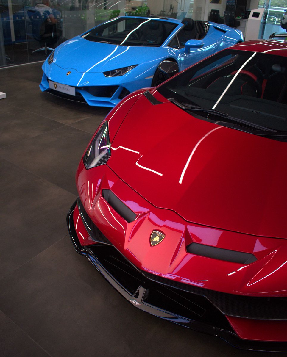 Which colour appeals to you more?💙 ❤️ #Lamborghini #LamborghiniLeicester