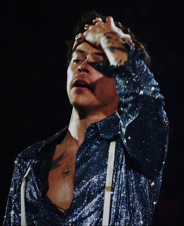 bestofhslot's tweet photo. harry styles in little rock, arkansas https://t.co/j4lIYTUrBQ