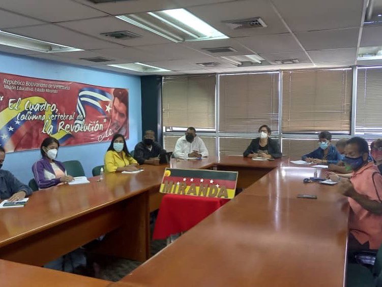 Siguiendo instrucciones del presidente <a href="/NicolasMaduro/">Nicolás Maduro</a> realizamos videoconferencia con jefes y jefas de zona, presidentes de instituciones adscritas al @MPPEDUCACION y viceministros; para tratar temas como el 2do Momento Pedagógico, Día del Maestro/a, Retorno a Clases y Vacunación