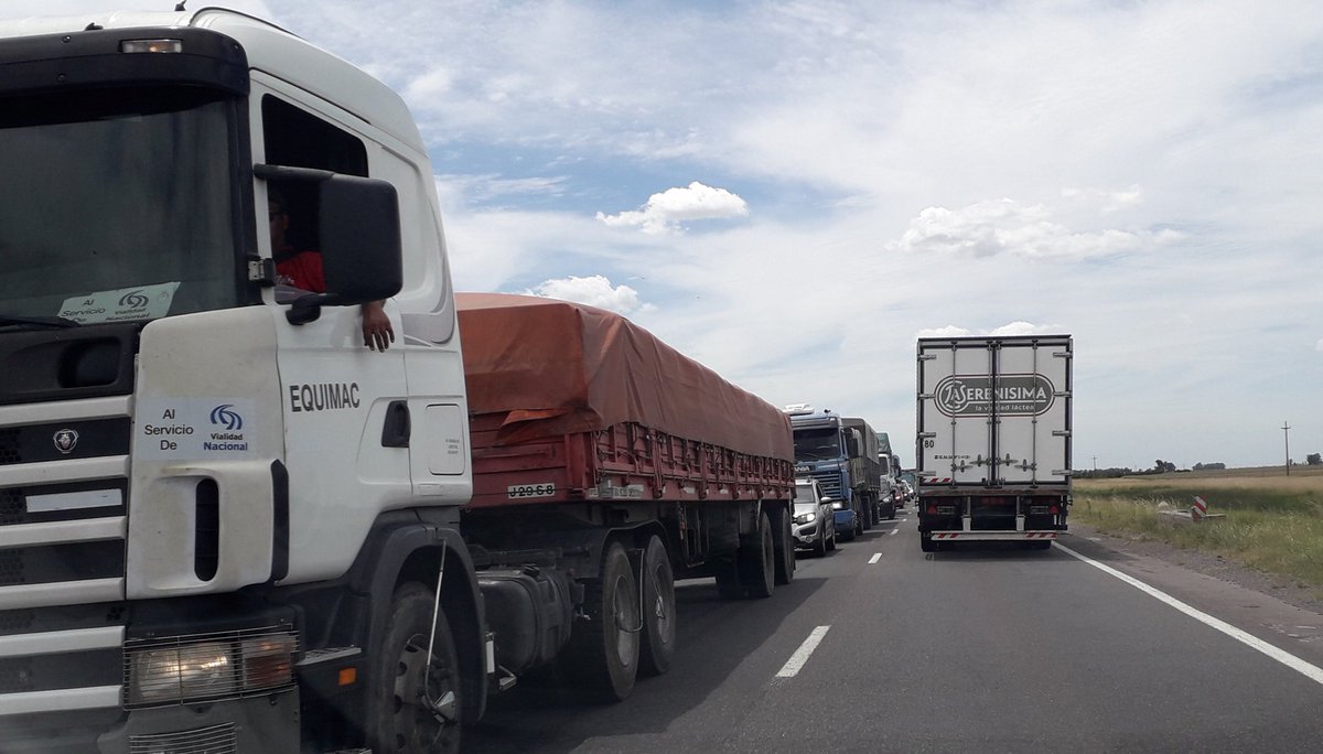 La ruta 3 explica el fracaso argentino. Una mano de ida, otra de vuelta, llena de camiones q, en su mayoría, transportan cosas q podrían ir x tren. Sería + seguro y económico, pero hay q cuidarle el negocio a Moyano. Hacer turismo en el país es sufrir. Todo inviable