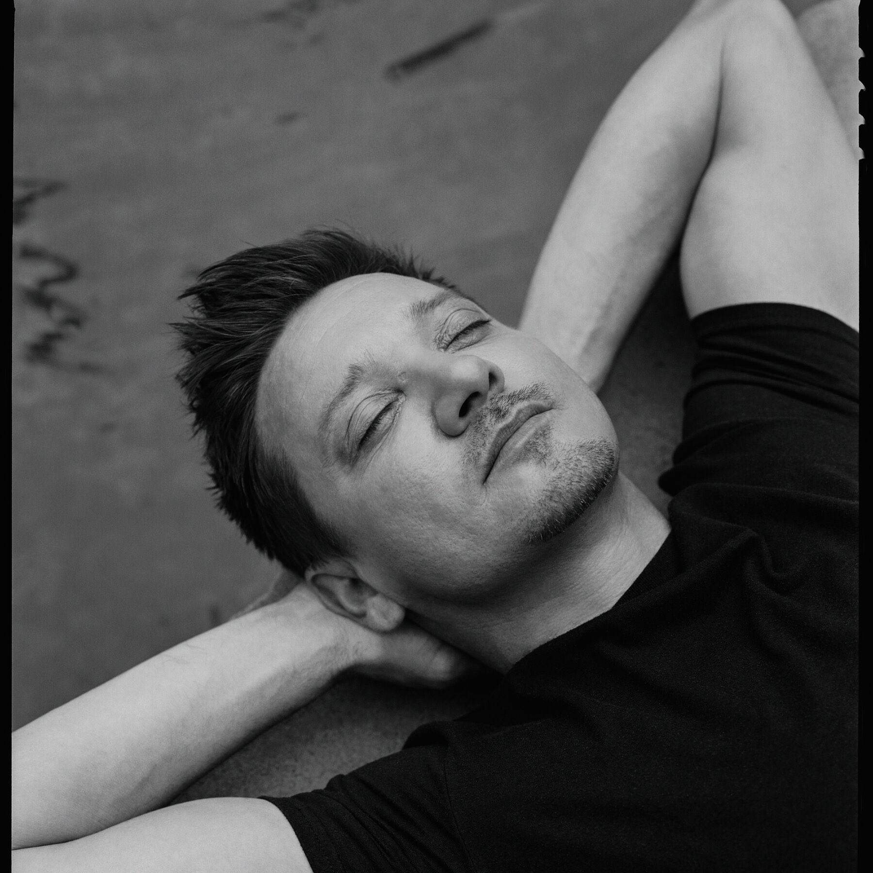 Happy birthday Jeremy Renner, I hate how attractive I find you. And how frequently I listen to your music. 