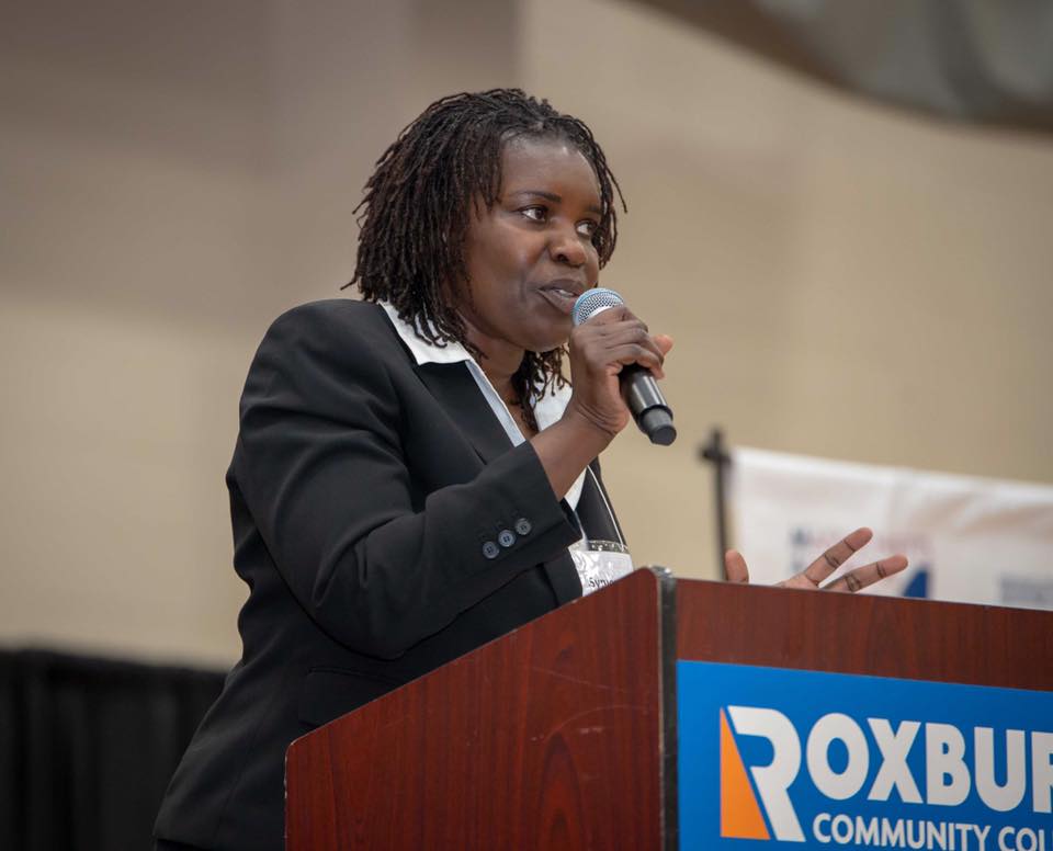 mahahome's tweet image. Happy first Friday of 2022 and @jittygurl's tenure as Executive Director! Symone’s story is #firstgenhome in action. She went from being a MAHA graduate to leading us. She knows the value of homeownership firsthand, and we are excited about what MAHA can do with her at the helm!