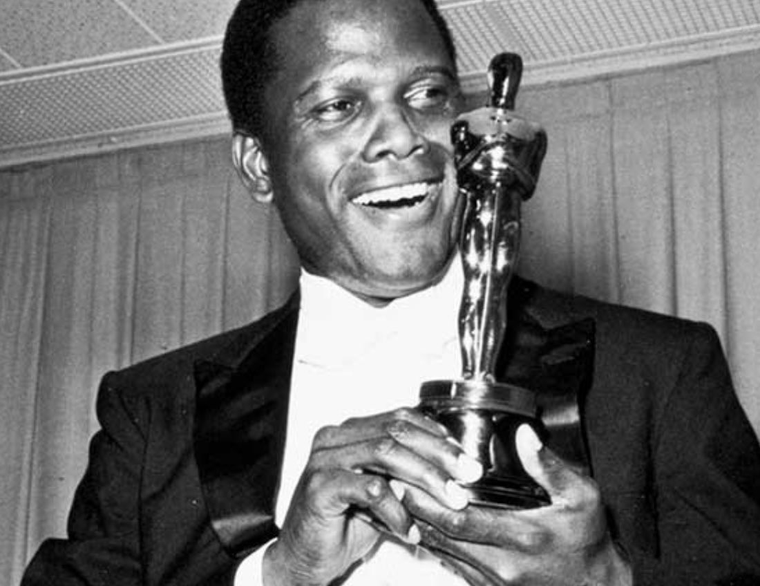 marilerie's tweet photo. RIP The great actor Sir Sidney Poitier🌹A true icon #SidneyPoitier 🌹❤️ https://t.co/KoBjqAxihv