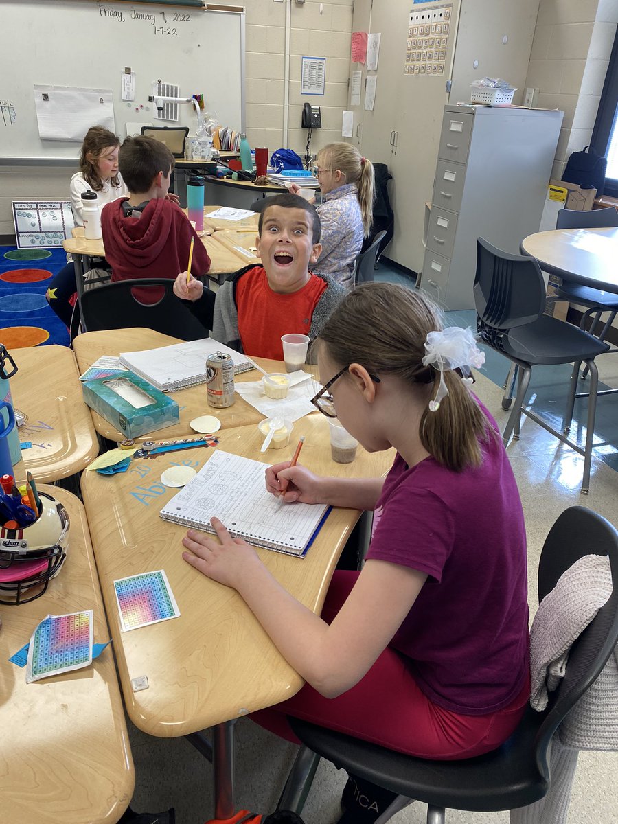 mrscranelmes's tweet photo. Ended the first week of 2022 with an educational and delicious science experiment! Students made root beer floats to observe the 3 states of matter! 👩‍🔬👨‍🔬 @MarinerMates https://t.co/iWqLG6aXOU