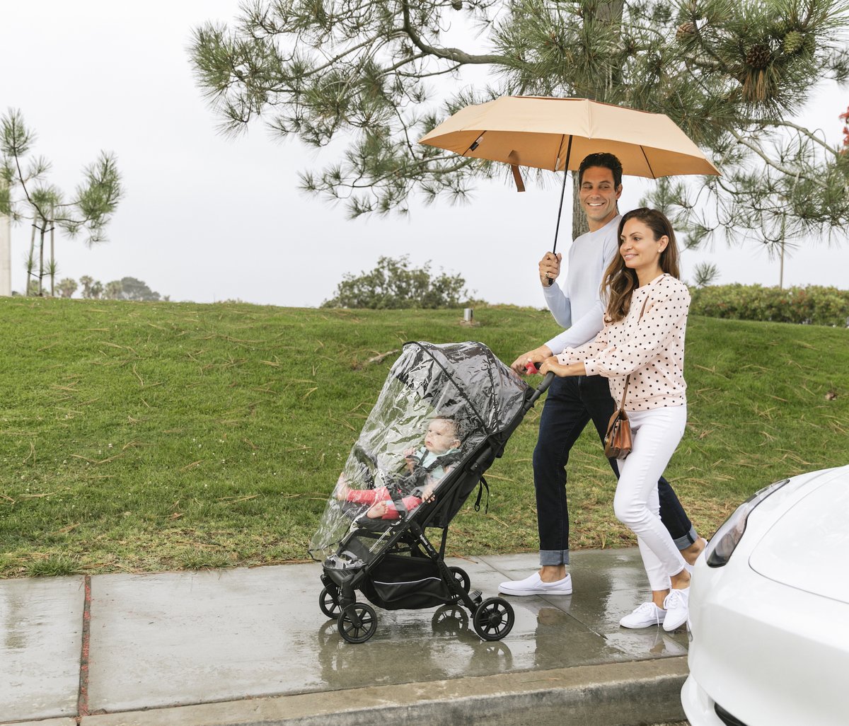 inglesinausa's tweet image. ❄️ Who says strollers are not suitable for winter days? During those rainy 🌧️, windy 💨days, the #QuidStroller Raincover ☔will keep your baby safe and dry.  As all Inglesina products, the Quid stroller #raincover is free of regulated BPA, lead or pthalates.
#LightweightStroller