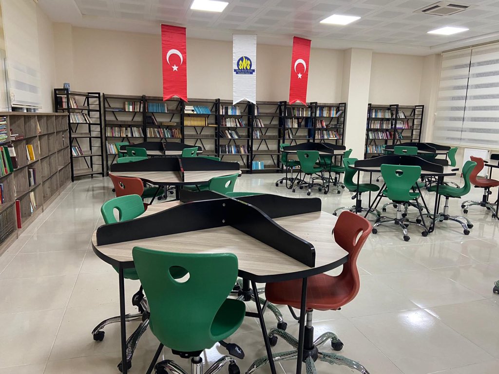 “Kütüphanesiz Okul Kalmayacak Projesi“ kapsamında Milli Eğitim Bakanlığımız tarafından Okulumuza kazandırılan kütüphanemiz öğrencilerimizin kullanımına açıldı.<a href="/tcmeb/">Millî Eğitim Bakanlığı</a> <a href="/hataymem/">Hatay İl Millî Eğitim Müdürlüğü</a> <a href="/mesutcerko/">Mesut Çerko🇹🇷</a>