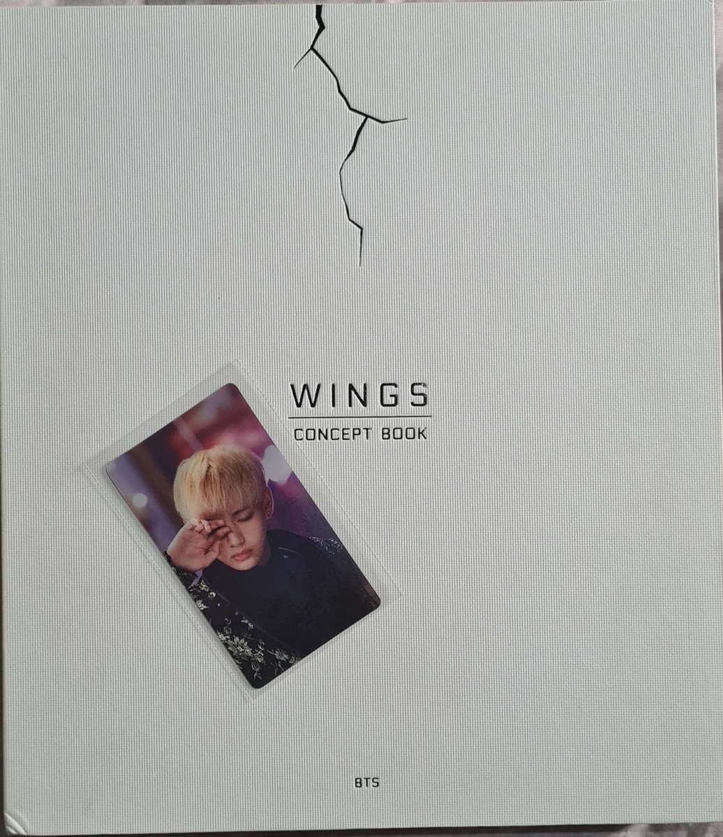proudot7army's tweet photo. Feedback positivo para @store_yehet, que me ajudou a conseguir essa preciosidade!! Sem palavras para a beleza dessa lenticular!! Muito, muito, muito obrigada!!💜💜💜 Agora meu wcb está, finalmente, completo!! 😭😭 https://t.co/eBXnOdpy3k