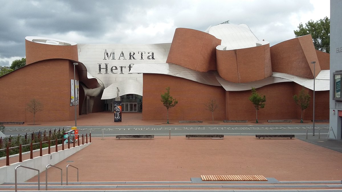 Morgen spricht Roland Nachtigäller <a href="/n8iger/">Roland Nachtigäller</a> im <a href="/WDR/">WDR</a> 3 Mosaik-Samstagsgespräch zwischen 8 und 9 Uhr über seine 13 Jahre am @martamuseum in Herford, seine Visionen für die <a href="/InselHombroich/">Insel Hombroich</a> in Neuss und seine Lust am Tortenbacken.