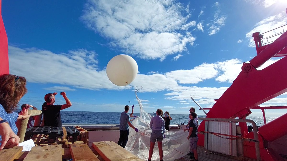 GEOMAR_en's tweet photo. Greenhouse-gas measurements, balloon launches and a kitchen visit: News from the expedition #SO287 with research vessel #RVSONNE in our #Oceanblogs: https://t.co/No7NhzT0w5 https://t.co/mR9GpCISP0