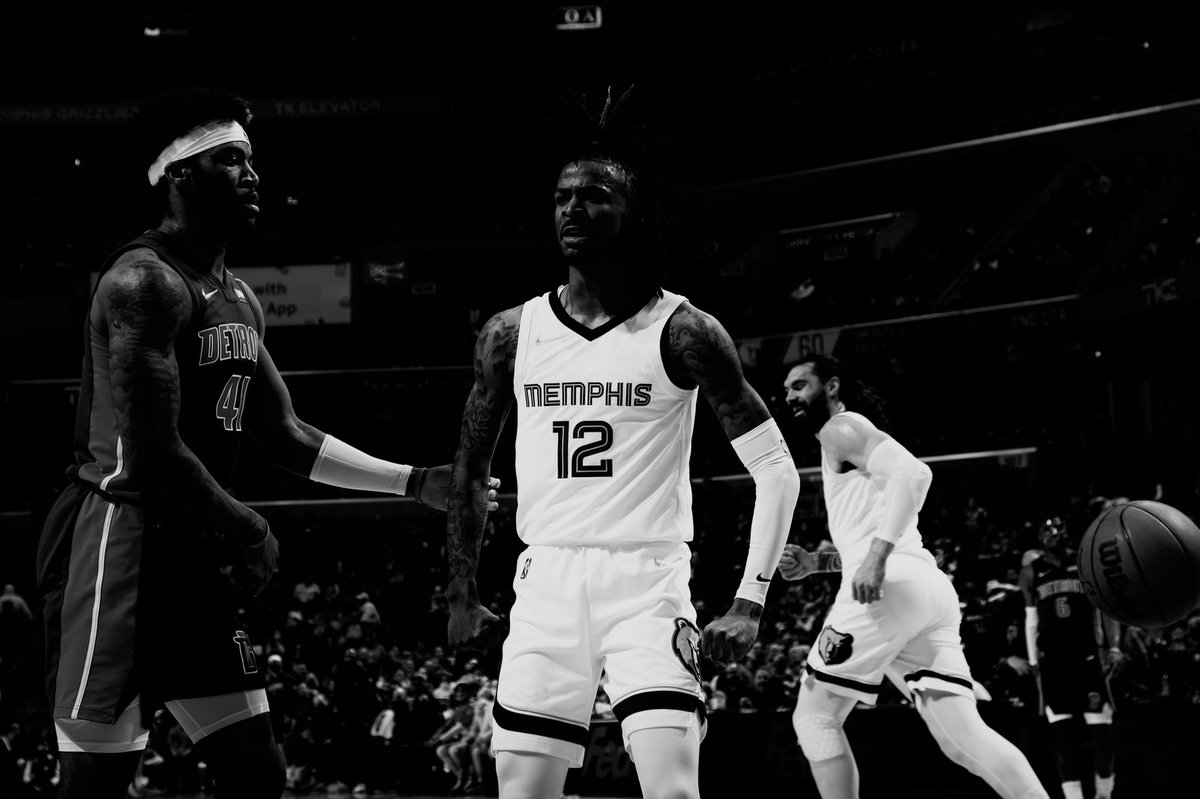New year, still in the dark.

Ja Morant is 1 of 4 players averaging at least 25 points, 6 assists, and 5 rebounds this season.

#JaMorant #NBAAllStar starter for sure. 🥷🙅‍♂️

(1 RT = 2 votes)