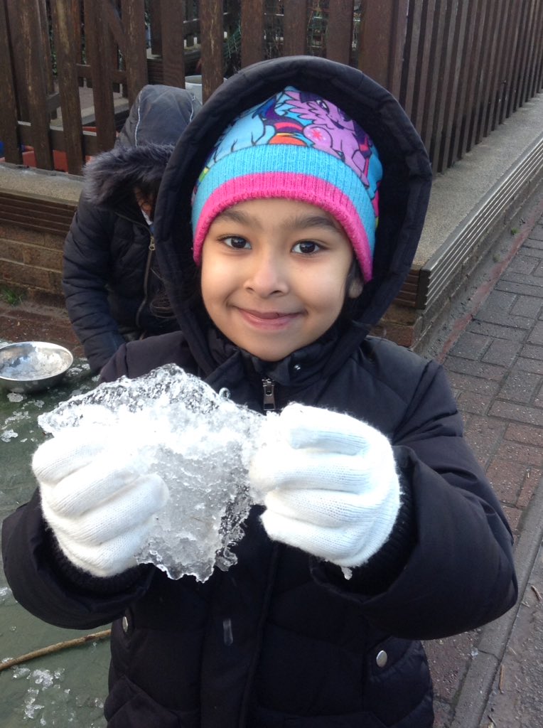 ECS_Keighley's tweet image. Reception children braved the cold and used their scientific skills to investigate and explore the snow and ice. #youngscientists #lotsofquestions