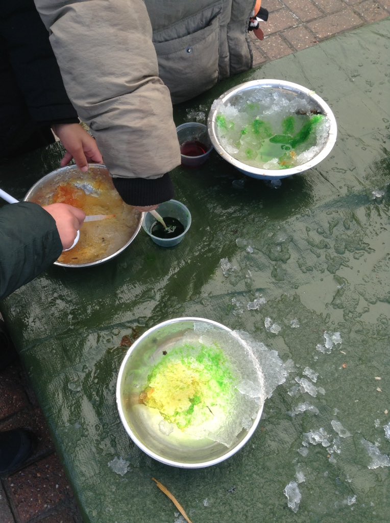 ECS_Keighley's tweet image. Reception children braved the cold and used their scientific skills to investigate and explore the snow and ice. #youngscientists #lotsofquestions