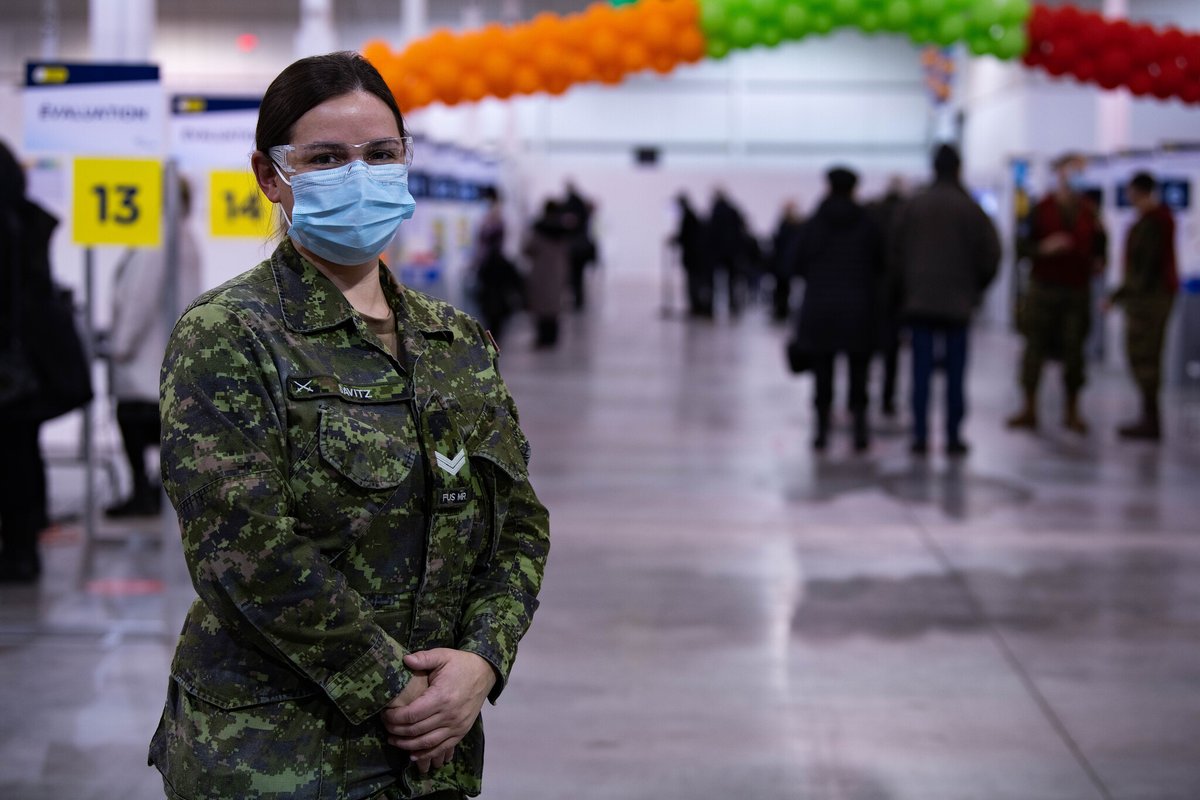 CanadianForces's tweet photo. We are on the ground in Laval, Quebec helping at a #COVID19 vaccination clinic at the Laval Sports Centre as part of #OpVECTOR. Doing what we can in these difficult times.
📸 Cpl Duclos-Péloquin https://t.co/7fJUqLQxxX