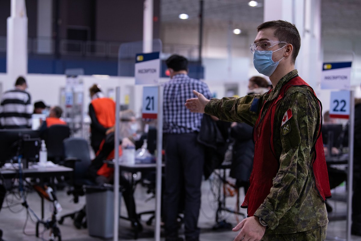 ForcesCanada's tweet photo. Nous sommes sur le terrain dans un centre sportif de Laval (Québec) pour prêter main-forte à une clinique de vaccination contre la #COVID19 dans le cadre de l’#OpVECTOR. Nous faisons notre possible en cette période difficile.
📸 Cpl Duclos-Péloquin https://t.co/T1Y8VFQ5cv