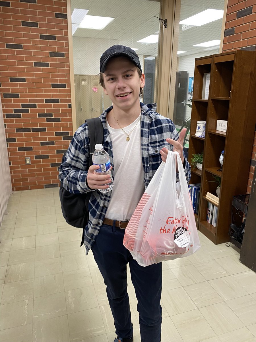 gowhsbluejays's tweet photo. Our Student of the Week gets to enjoy his free Applebee’s lunch today! https://t.co/7TtlCwwjQr