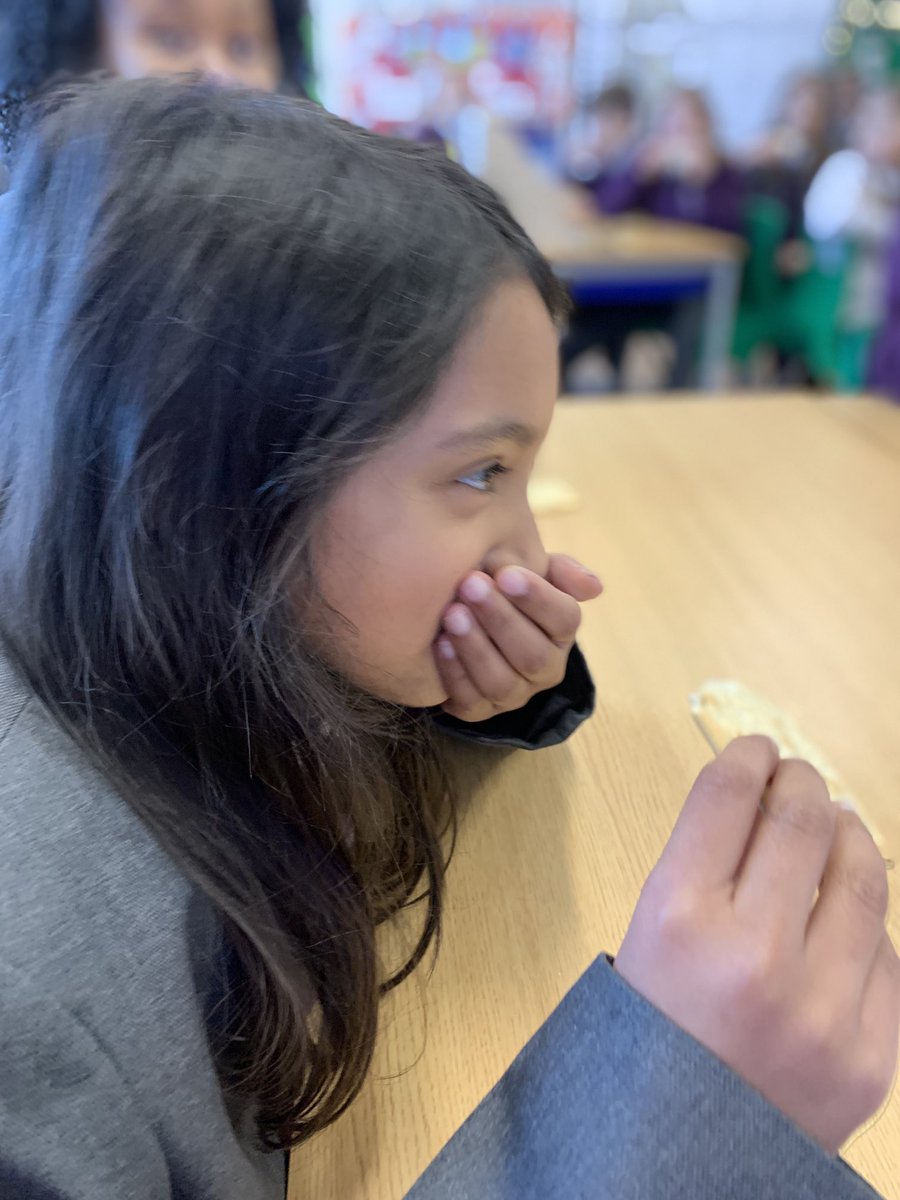 HPA_Philip_Lane's tweet image. Year 4 Dahl Class were investigating the importance of saliva in their digestive system. Who can eat 2 crackers in 30 seconds? #HPAPLYear4 ⁦@HarrisFed⁩