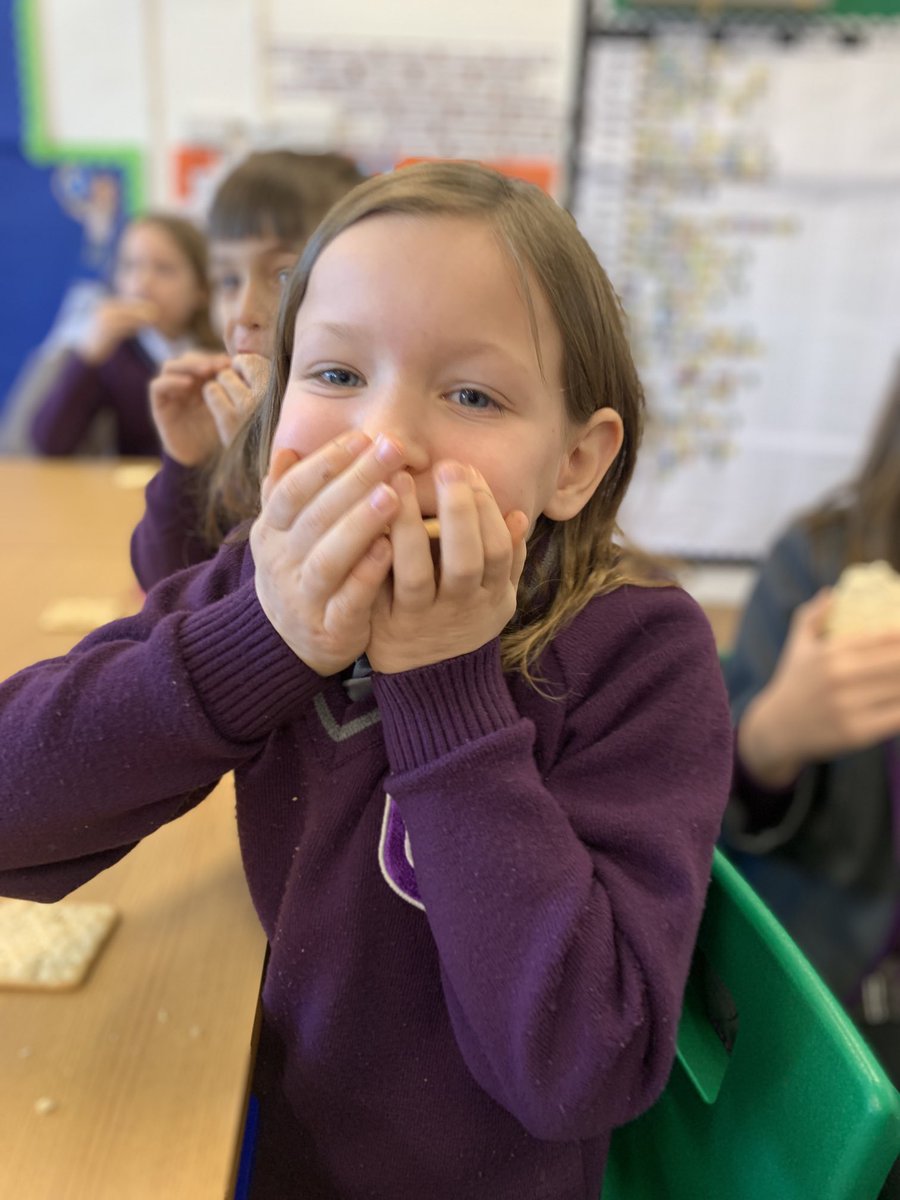 HPA_Philip_Lane's tweet image. Year 4 Dahl Class were investigating the importance of saliva in their digestive system. Who can eat 2 crackers in 30 seconds? #HPAPLYear4 ⁦@HarrisFed⁩