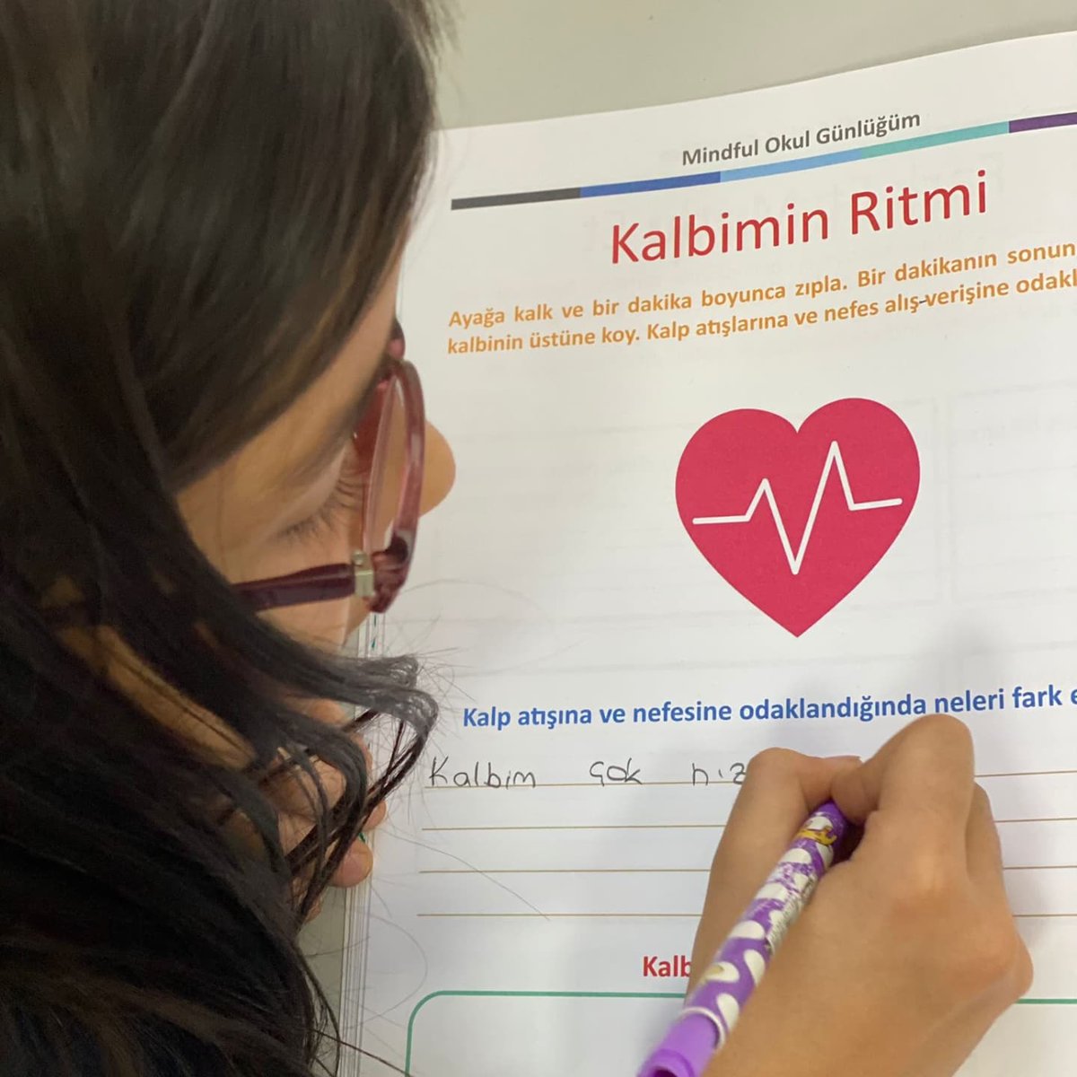 bahcesehir_mus's tweet photo. öğrencilerimiz ile “Mindfull okul günlüğüm” kitabımızdan etkinliklerimizi yaptık . Beden taramamızı Mindfull duruşumuz ile tanıdık ve kitaplarımıza ekledik. 🌟
#karem #karembahçesehir https://t.co/EcDyo8ktFV