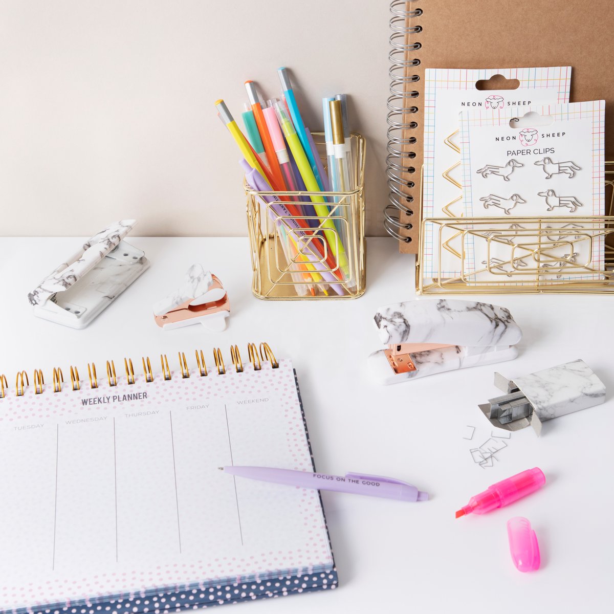 What better way to get started for a new year than with a fresh new desk set up 📚 🖊️