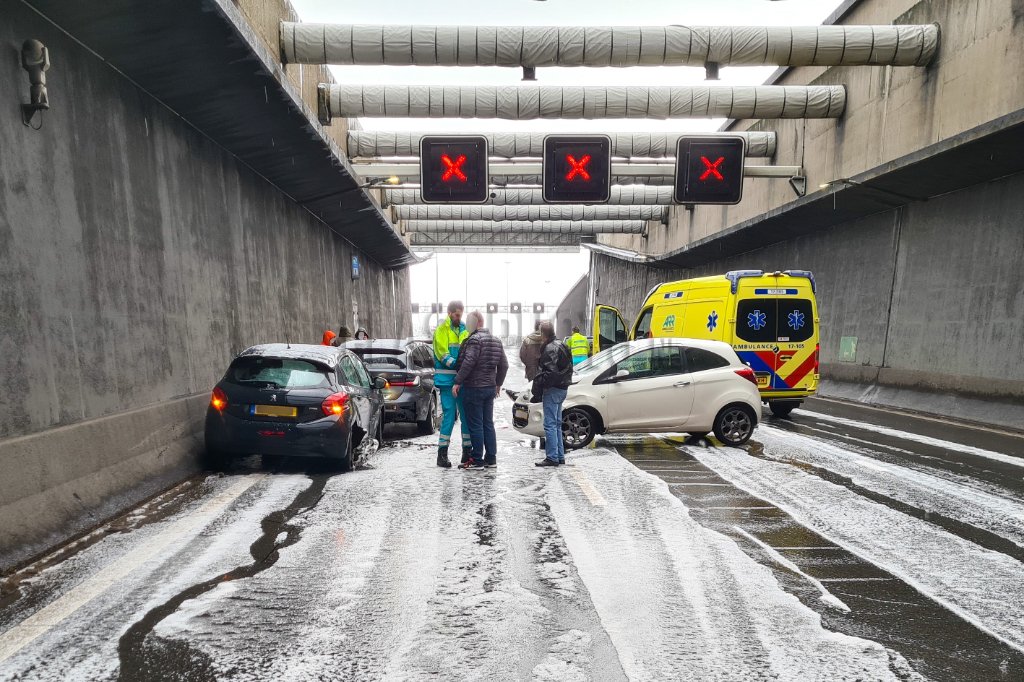 Schiedam / Vlaardingen - Zes auto’s beschadigd in Beneluxtunnel na hagelbui: → flashphoto.nl/nieuws/11653/z…