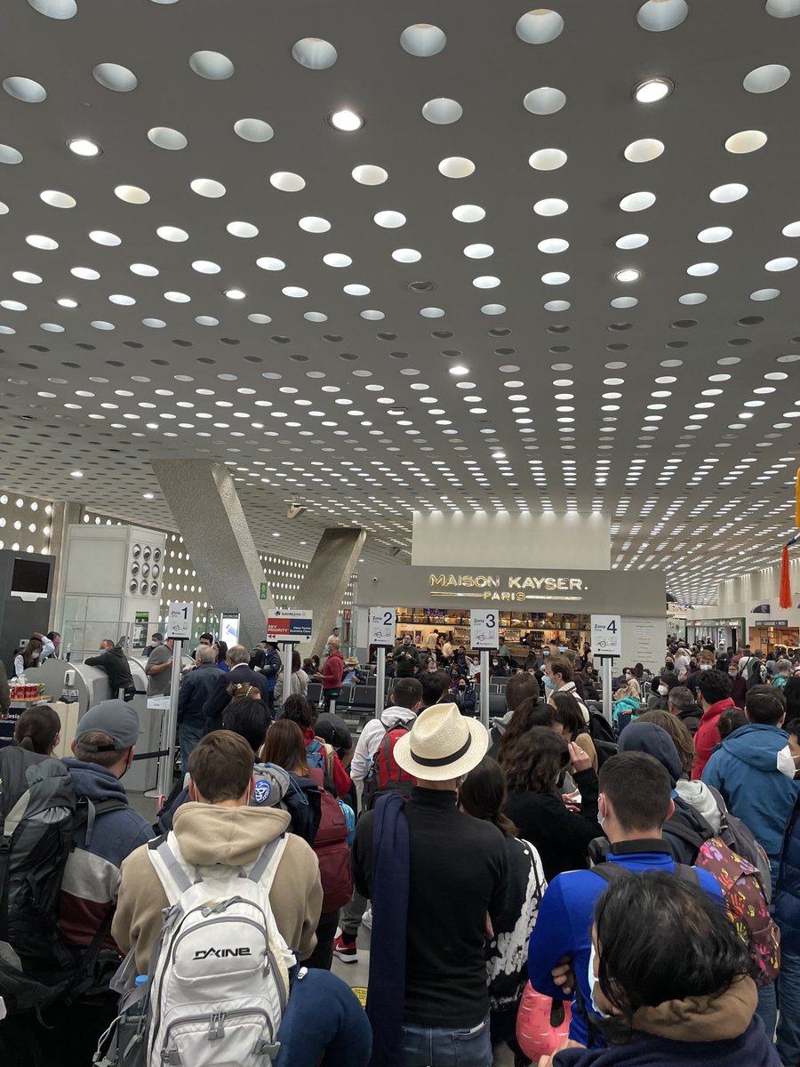 Casi llega la hora en l que dicen saldrá el vuelo t nadie da información. Pusieron bebidas en el mostrador para quien quiera, pero intuyo que no es buna señas ⁦<a href="/Aeromexico/">Aeroméxico</a>⁩ ⁦<a href="/Profeco/">Profeco</a>⁩ #aeromexico AM03