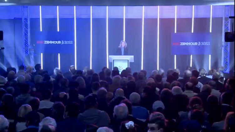 ID_Libertes37's tweet photo. Ce soir à #Châteaudun, en Eure-et-Loir, en intro avant @ZemmourEric, @jfpoisson a fait reprendre en chœur par la foule, nombreuse, sur l’air de la rose: « L’#emmerdant, c’est #EnMarche l’#emmerdant »… https://t.co/9MZ1zkmYtO