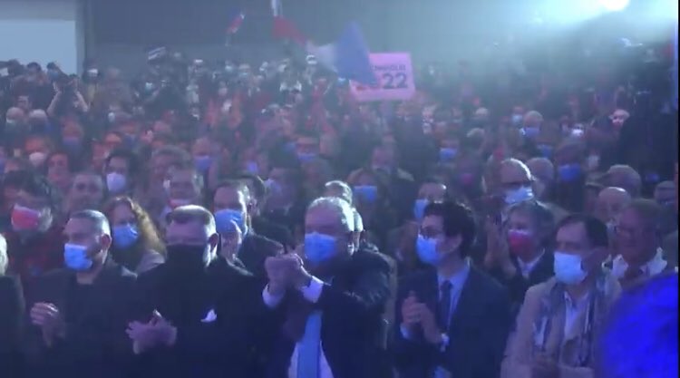 ID_Libertes37's tweet photo. Ce soir à #Châteaudun, en Eure-et-Loir, en intro avant @ZemmourEric, @jfpoisson a fait reprendre en chœur par la foule, nombreuse, sur l’air de la rose: « L’#emmerdant, c’est #EnMarche l’#emmerdant »… https://t.co/9MZ1zkmYtO