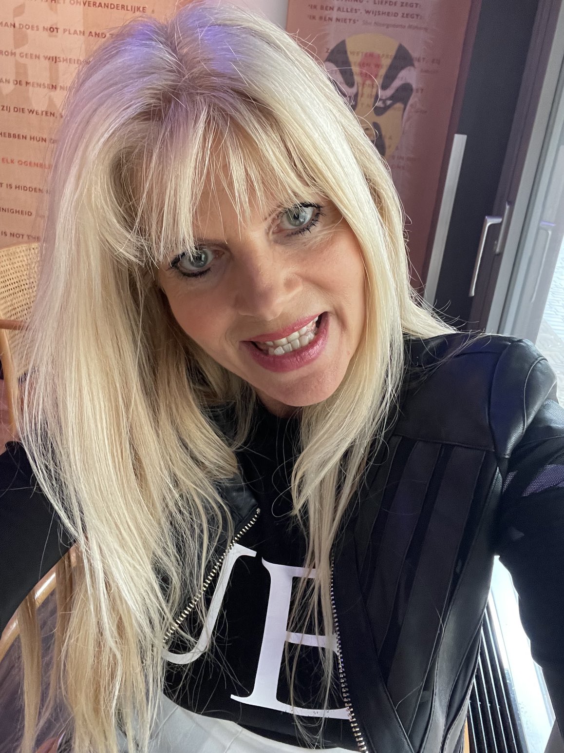 TW Pornstars - Kim Holland. Twitter. Maak er een heerlijk heet weekend van. Warm kussie 😛#