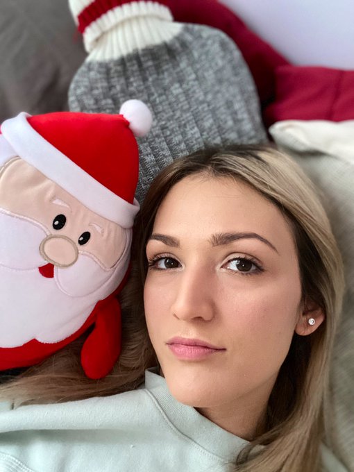 I love Christmas, I don&rsquo;t want to put Santa Claus back in the closet 😢❤️ https://t.co/7RiKyLKNeD