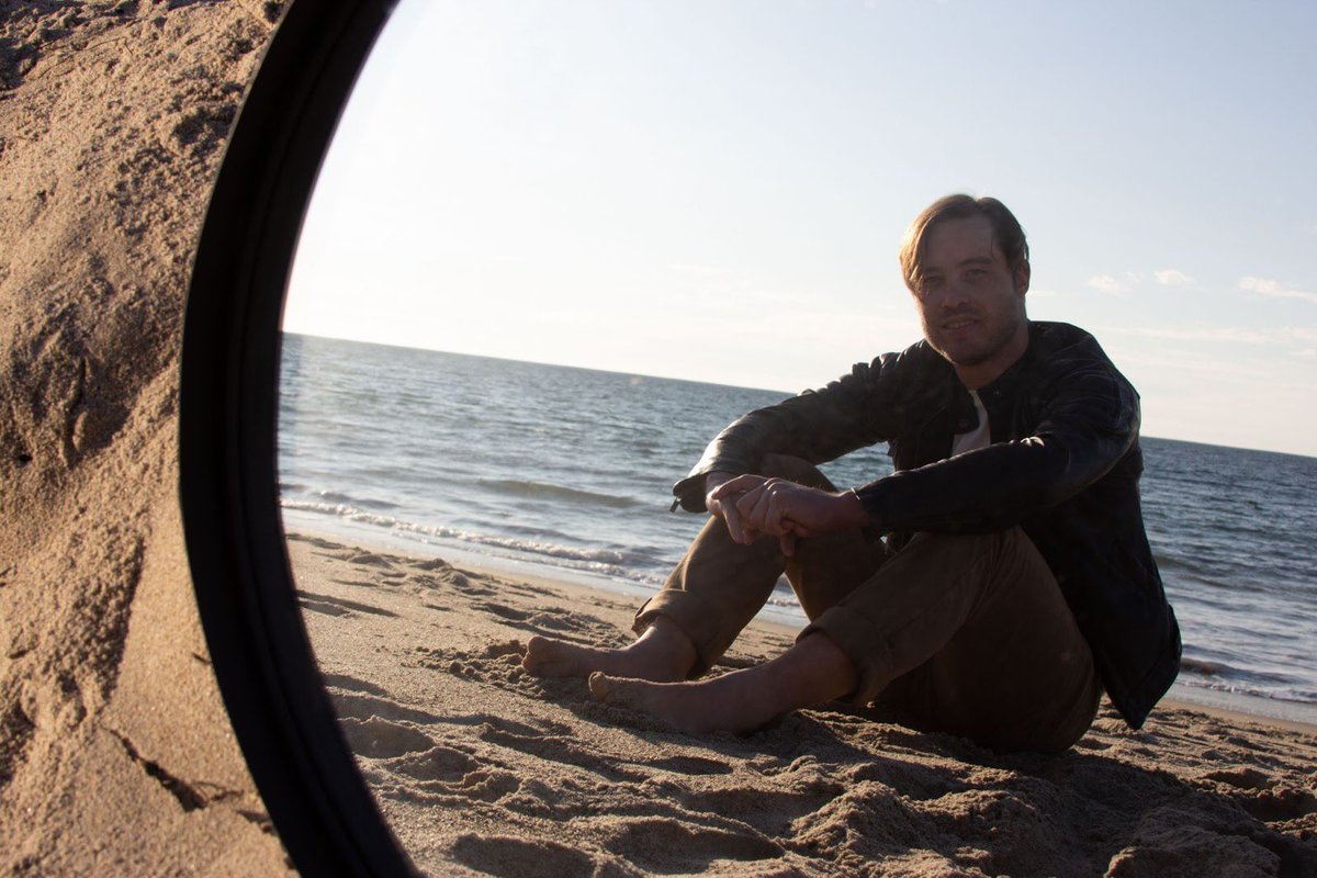 Mirror mirror on the… beach? Happy Friday! 🌊