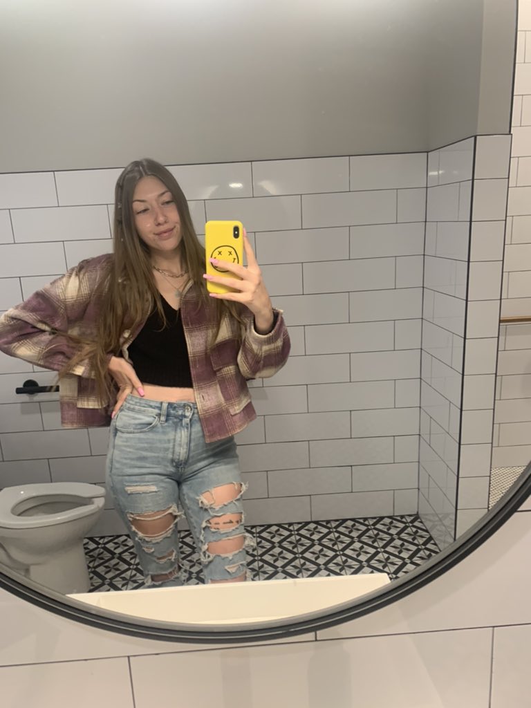 lilacloops's tweet photo. I didn’t come here to work, I came here to look cute and take pictures in the bathroom mirror ✨✨ https://t.co/7lpFqGLajq