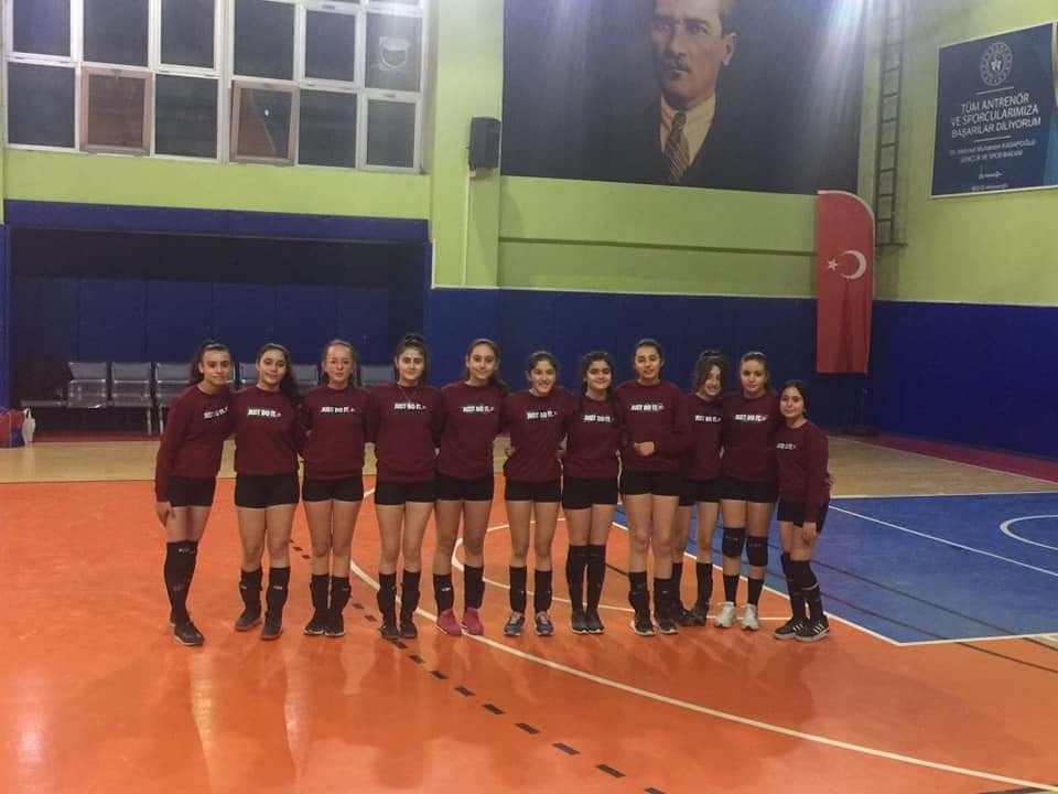 vezirkoprumem's tweet photo. Okul Sporları kapsamında Cumhuriyet Ortaokulu Yıldız Kız Voleybol takımımız İl birincisi olarak Samsun'u temsilen katıldığı Artvin bölge müsabakalarında Erzurum' u 3-0,Giresun' u 3-1 skorlarla yenerek bölge birincisi olarak Türkiye yarı final müsabakalarına katılmaya hak kazandı. https://t.co/VwgCFC3pKN