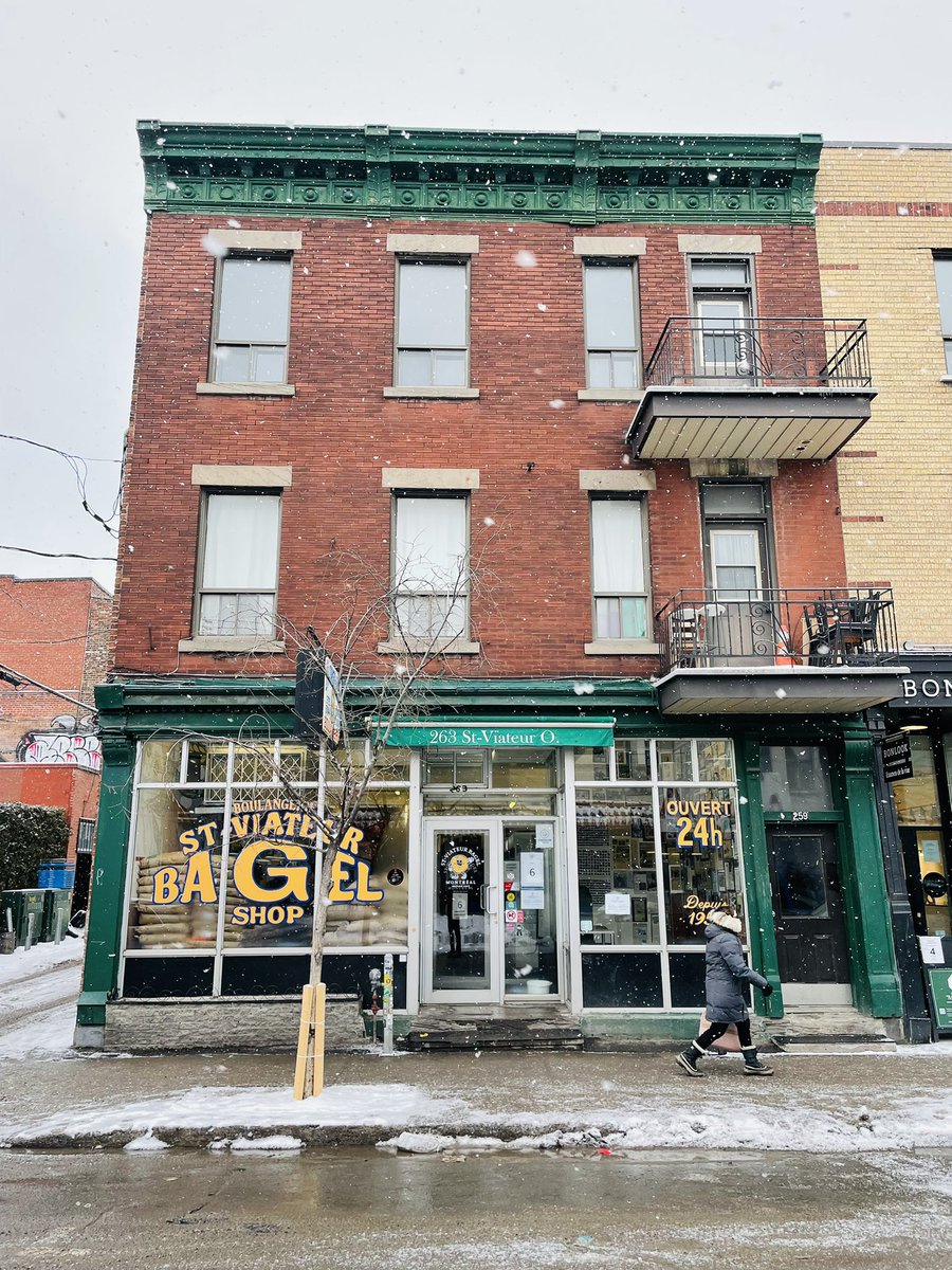 The snow is falling. The bagels are baking. A portrait of Montréal this afternoon. ❄️

#Montreal #mtlmoments