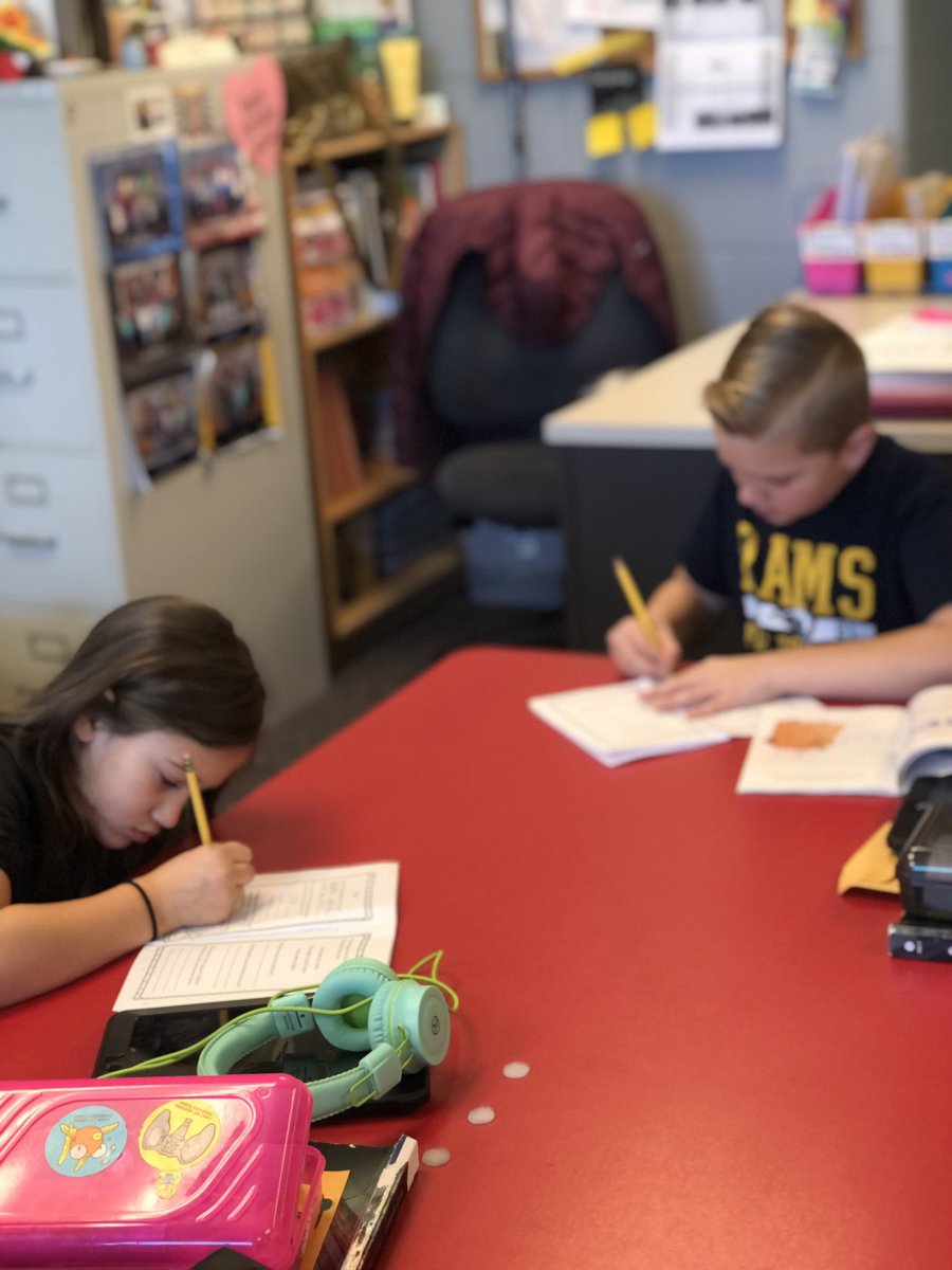 mrspohl1's tweet image. ☃️ Poppleton in Winter ❄️ 
📖 Small Novel Study: Reading, comprehension, &amp;amp; writing today✏️ #iteachsecond @USD449