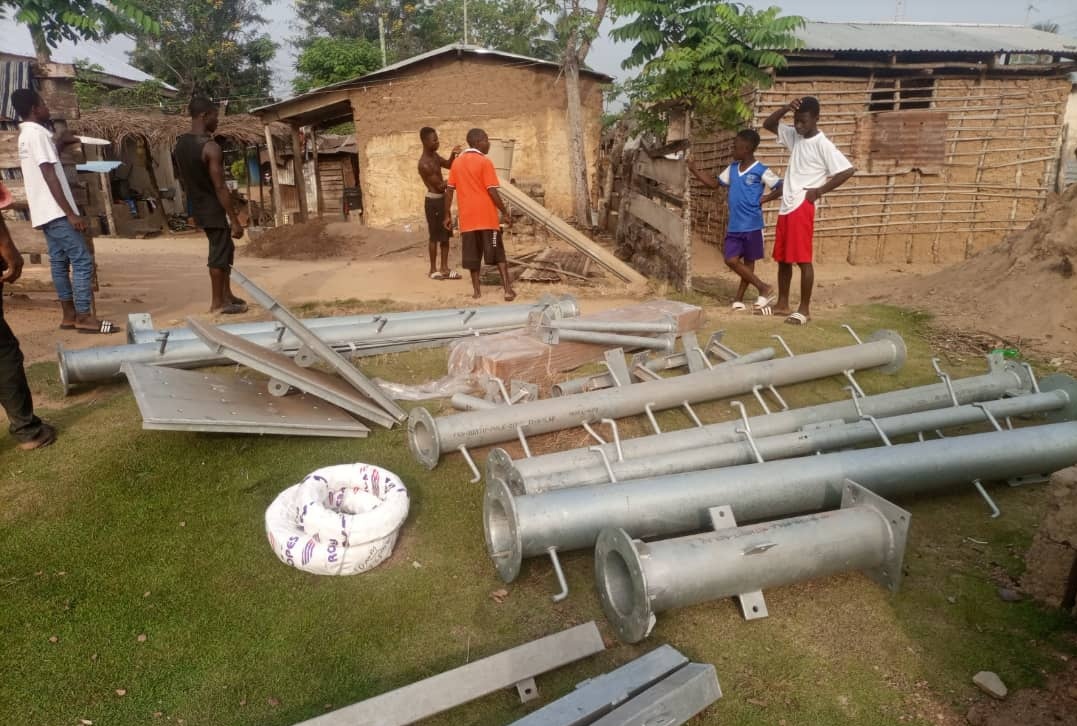 FAnnohDompreh's tweet photo. After sustained efforts, the necessary hardware for extension of voice and data services to Kwasikrom and Assikabew, have been delivered under government's Rural Telephony Project. These underserved communities are now set to join the telephony grid. Progress! https://t.co/HXF2in8Nqr
